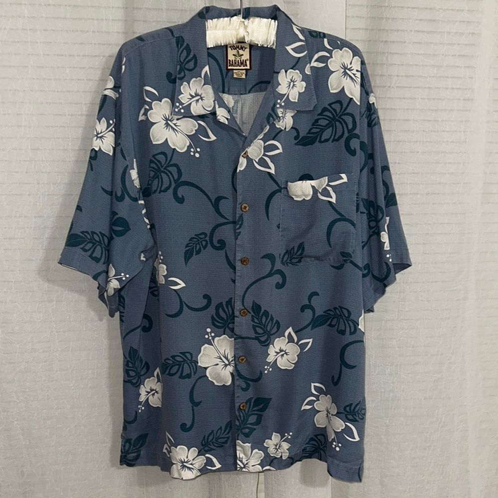 Tommy Bahama XL Vintage Blue White Hawaiian Floral Short Sleeve Casual Shirt